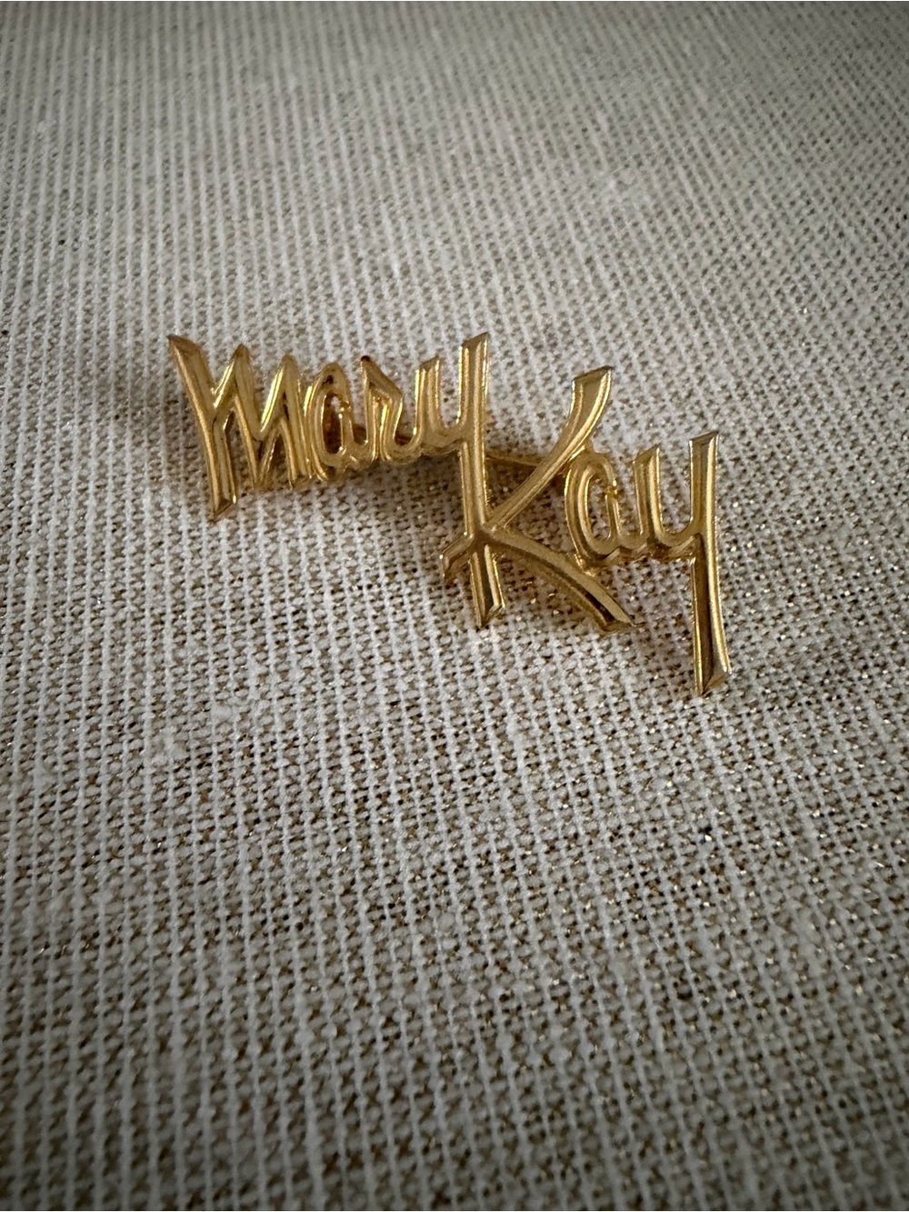 Mary Kay Gold Script Logo Pin - Picture 2 of 3